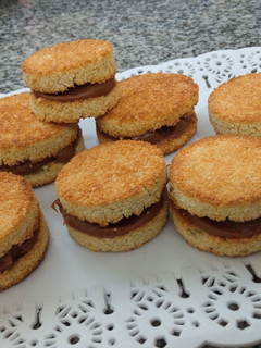 Una foto de Alfajores de coco y dulce de leche