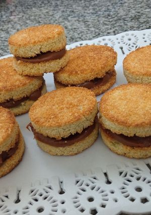 Una foto de Alfajores de coco y dulce de leche