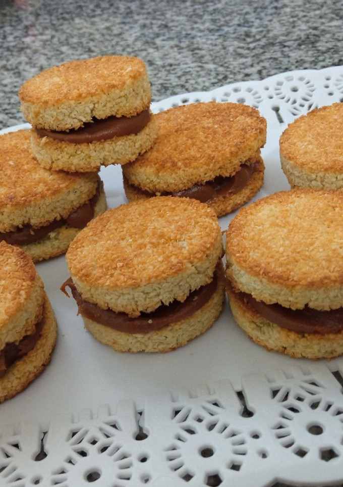 Una foto de Alfajores de coco y dulce de leche