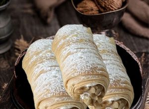 Foto di Cannoli di Pasta Fillo Ripieni con Crema Pasticcera alle Noci