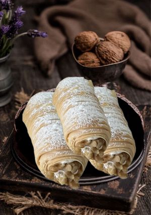 Foto di Cannoli di Pasta Fillo Ripieni con Crema Pasticcera alle Noci