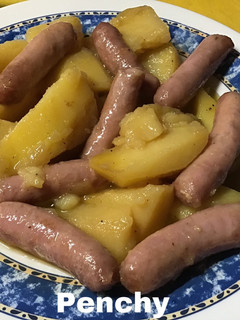 Una foto de Salchichas de pollo con patatas borrachitas