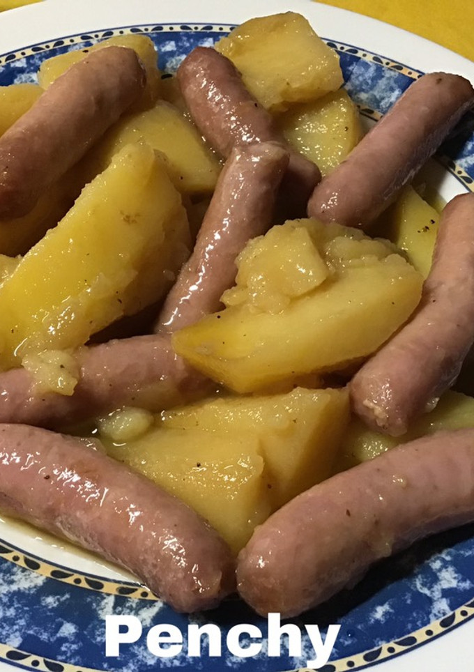 Una foto de Salchichas de pollo con patatas borrachitas