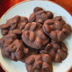 A picture of Roasted Almonds Clusters.