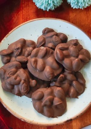 A picture of Roasted Almonds Clusters.