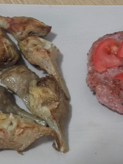 Una foto de Hamburguesa de pollo y alcachofas a la plancha