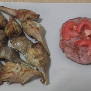 Hamburguesa de pollo y alcachofas a la plancha
