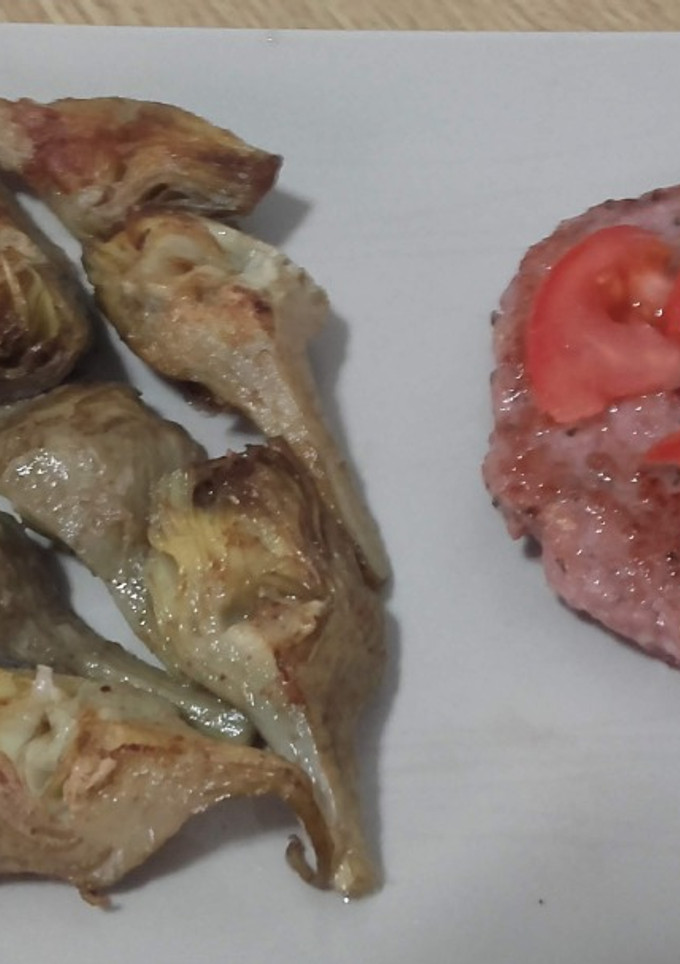 Una foto de Hamburguesa de pollo y alcachofas a la plancha