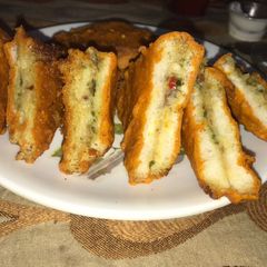 A picture of Stuffed Bread pakora.