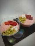 Helado de fresa y frambuesa en tarrinas