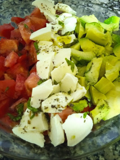 Una foto de Ensalada de tomate, aguacate y mozarela