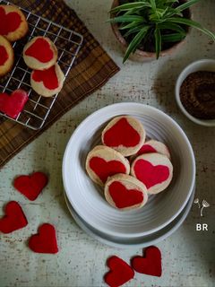 ভ্যানিলা হার্ট কুকিজ (vanilla heart cookies recipe in bengali) রেসিপির প্রধান ছবি