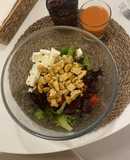 Ensalada templada de pollo y queso feta