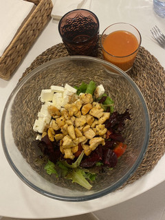Una foto de Ensalada templada de pollo y queso feta