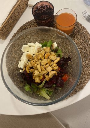 Una foto de Ensalada templada de pollo y queso feta