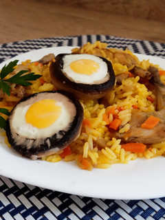 Una foto de Arroz con muslitos de codorniz y champiñones