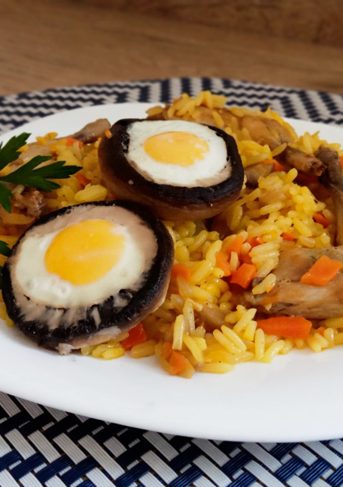 Una foto de Arroz con muslitos de codorniz y champiñones