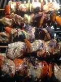 "Pinchos" o "chuzos" de solomito de cerdo asados al carbón