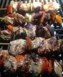 "Pinchos" o "chuzos" de solomito de cerdo asados al carbón