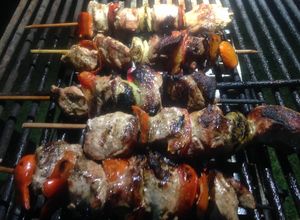 Una foto de "Pinchos" o "chuzos" de solomito de cerdo asados al carbón