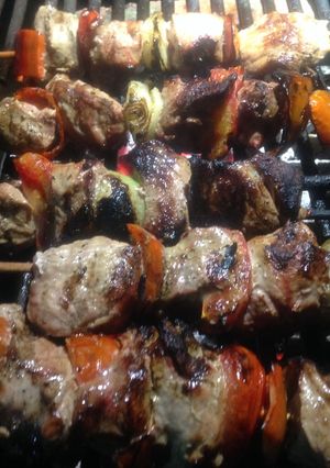 Una foto de "Pinchos" o "chuzos" de solomito de cerdo asados al carbón