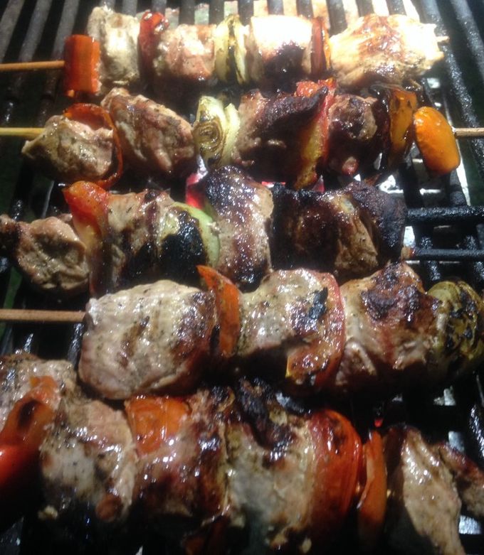 Una foto de "Pinchos" o "chuzos" de solomito de cerdo asados al carbón