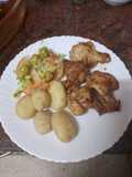 Jamoncitos de pollo sabrosos con papas arrugas y ensalada