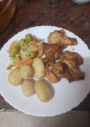 Una foto de Jamoncitos de pollo sabrosos con papas arrugas y ensalada
