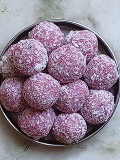கோகனட் லட்டு(Coconut laddo recipe in tamil) செய்முறை முக்கிய புகைப்படம்