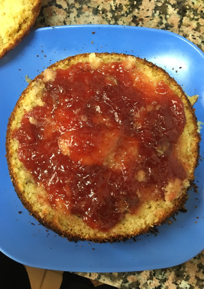 Una foto de Bizcocho de nueces y mermelada de fresa
