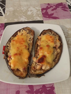 Una foto de Berenjenas rellenas de pollo al horno