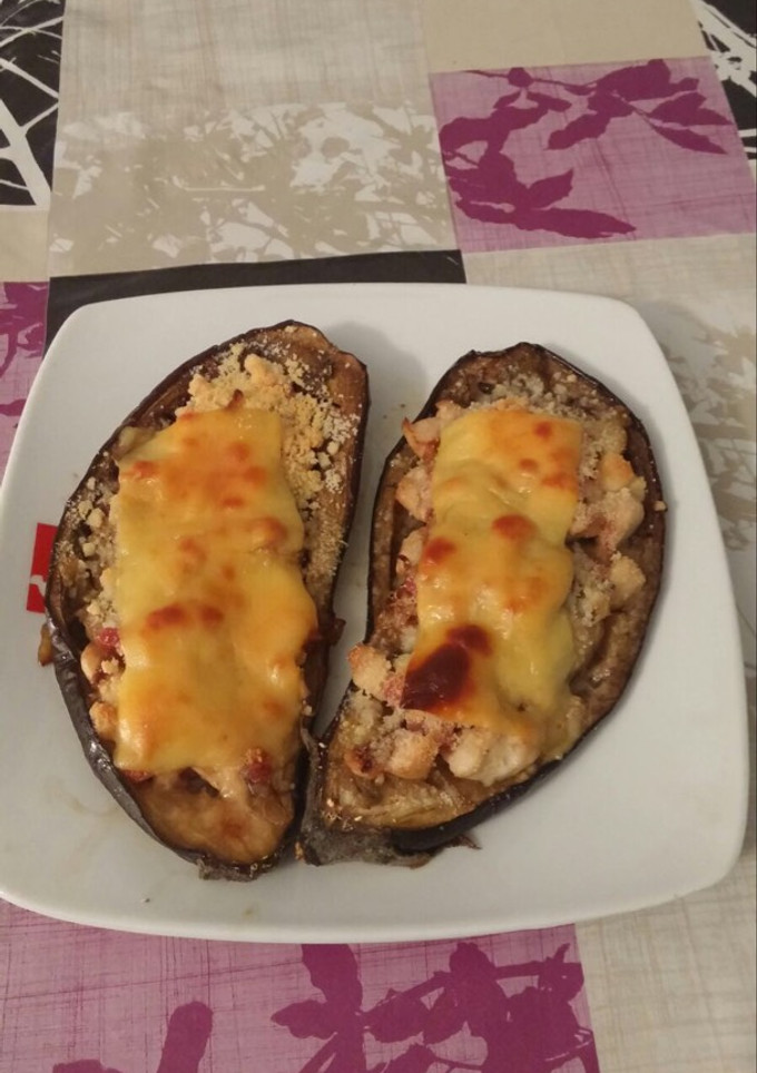 Una foto de Berenjenas rellenas de pollo al horno