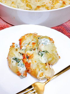 Una foto de Pasta Jumbo rellena y gratinada!