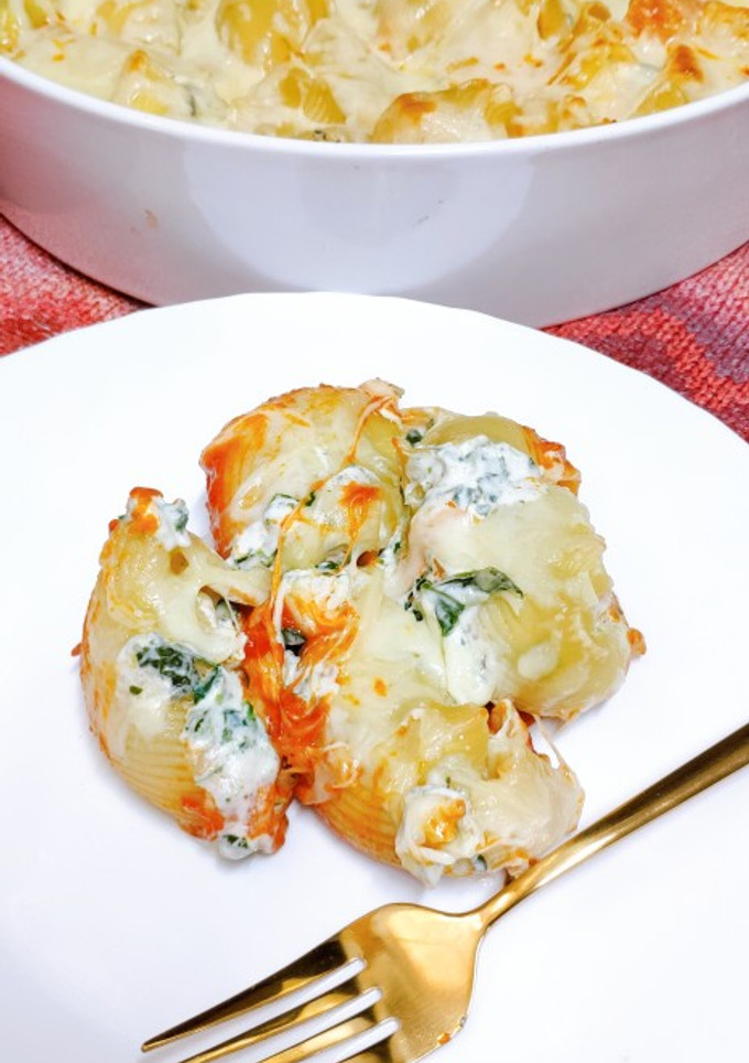 Una foto de Pasta Jumbo rellena y gratinada!