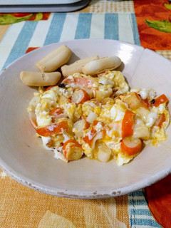 Una foto de Revuelto de surimi al ajillo