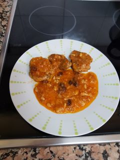 Una foto de Medallones de ternera en salsa de pimientos y pasas y piñones