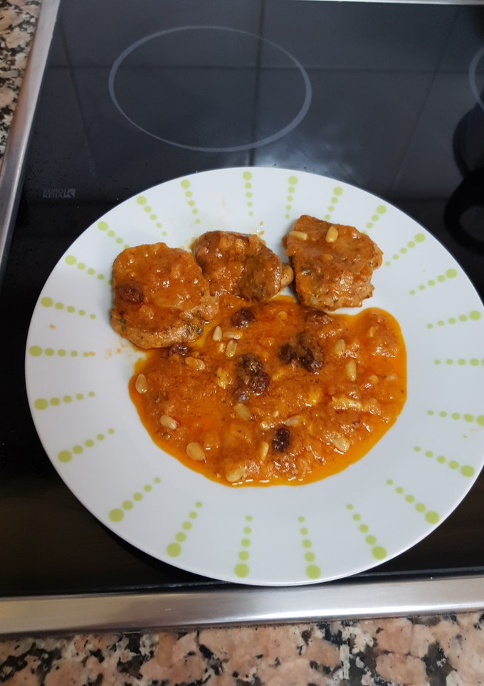 Una foto de Medallones de ternera en salsa de pimientos y pasas y piñones