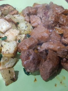 Una foto de Bondiola de cerdo en paellera con papas rústicas