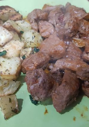 Una foto de Bondiola de cerdo en paellera con papas rústicas