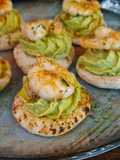 Mini pan de pita con hummus de aguacate y gambas