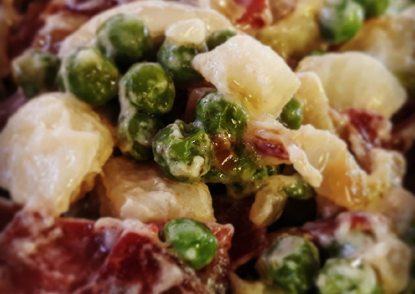 Guisantes y patatas salteados con jamón y ajos tiernos