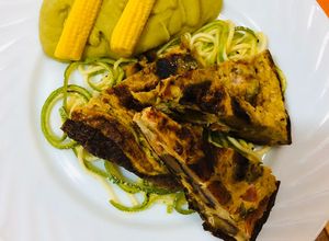 Una foto de Tortilla de Huevo con plátano frito, Spaghetti de calabaza y puré de chicharo