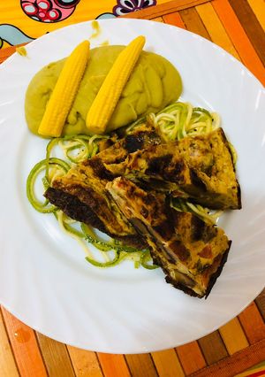 Una foto de Tortilla de Huevo con plátano frito, Spaghetti de calabaza y puré de chicharo