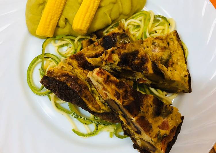 Tortilla de Huevo con plátano frito, Spaghetti de calabaza y puré de chicharo