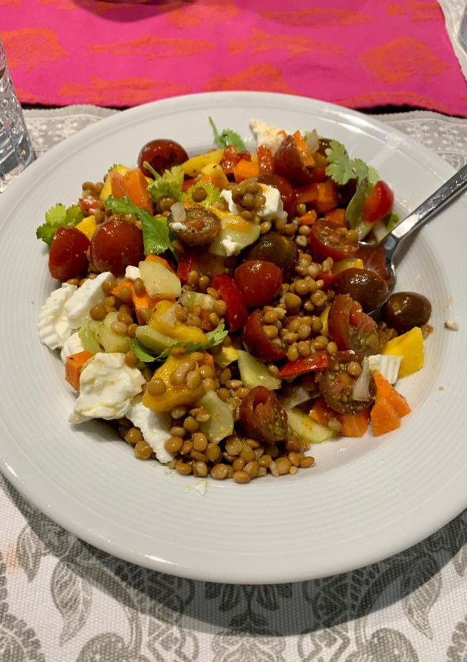 Una foto de Ensalada de lentejas tropical