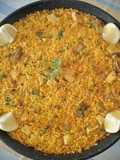Paella de pollo y alcachofas terminada al horno