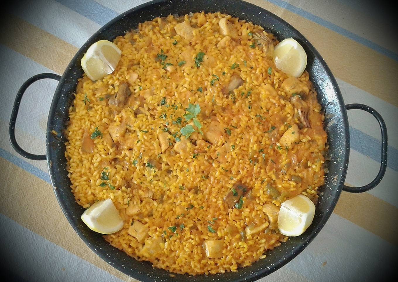 Paella de pollo y alcachofas terminada al horno