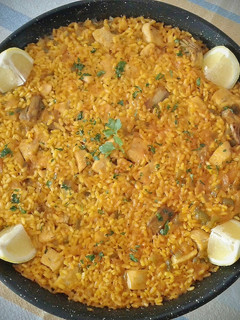 Una foto de Paella de pollo y alcachofas terminada al horno