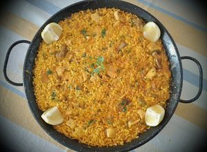 Foto principal de Paella de pollo y alcachofas terminada al horno