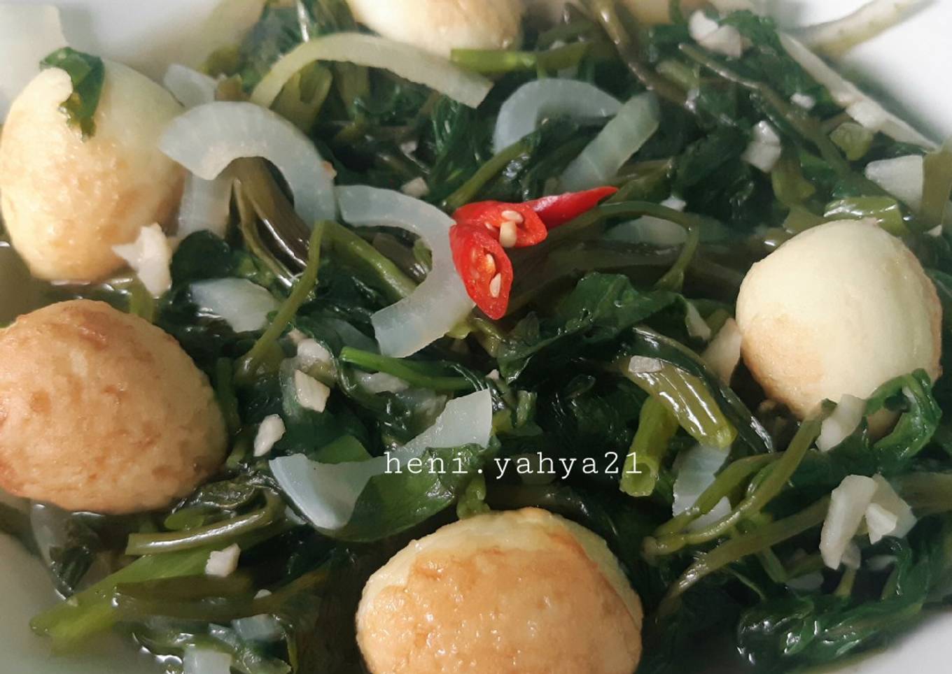 Bayam goreng karo endhog puyuh